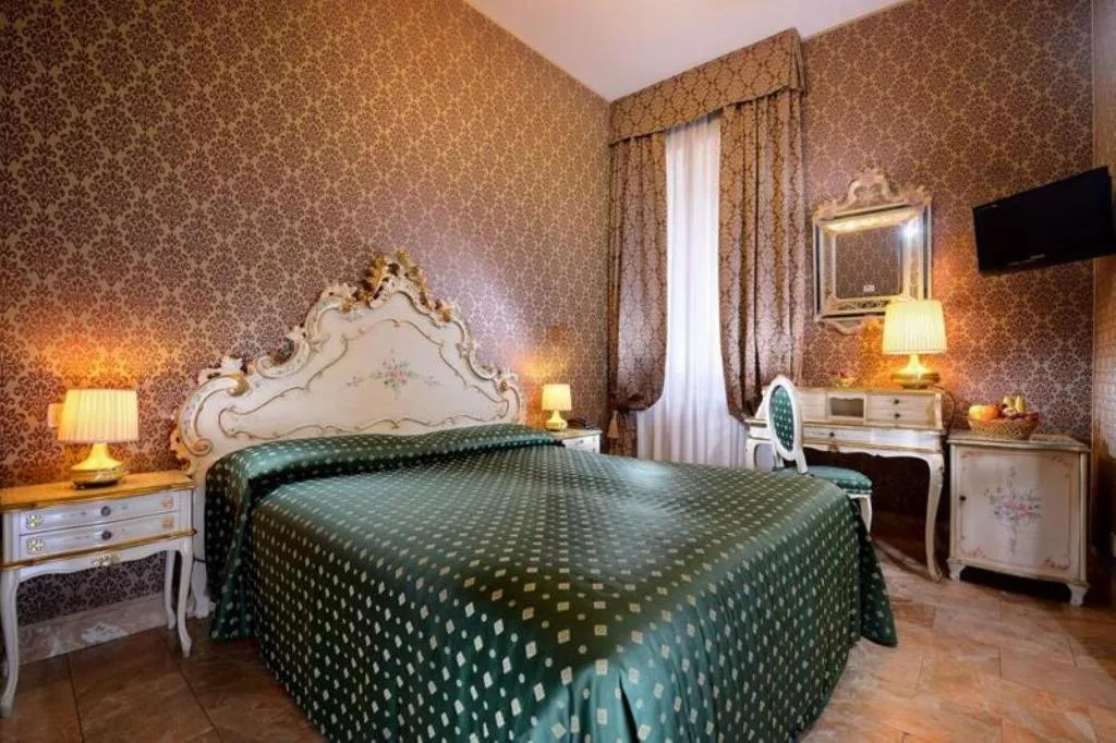 TWIN STANDARD Room, Canaletto, Venice