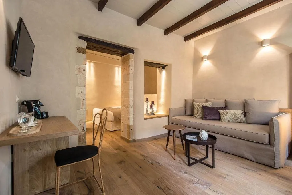 Room, J&G Suites, Crete