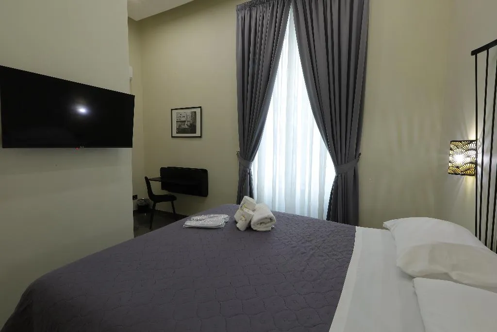 DOUBLE WITH BALCONY Room, Il salotto della regina, Naples