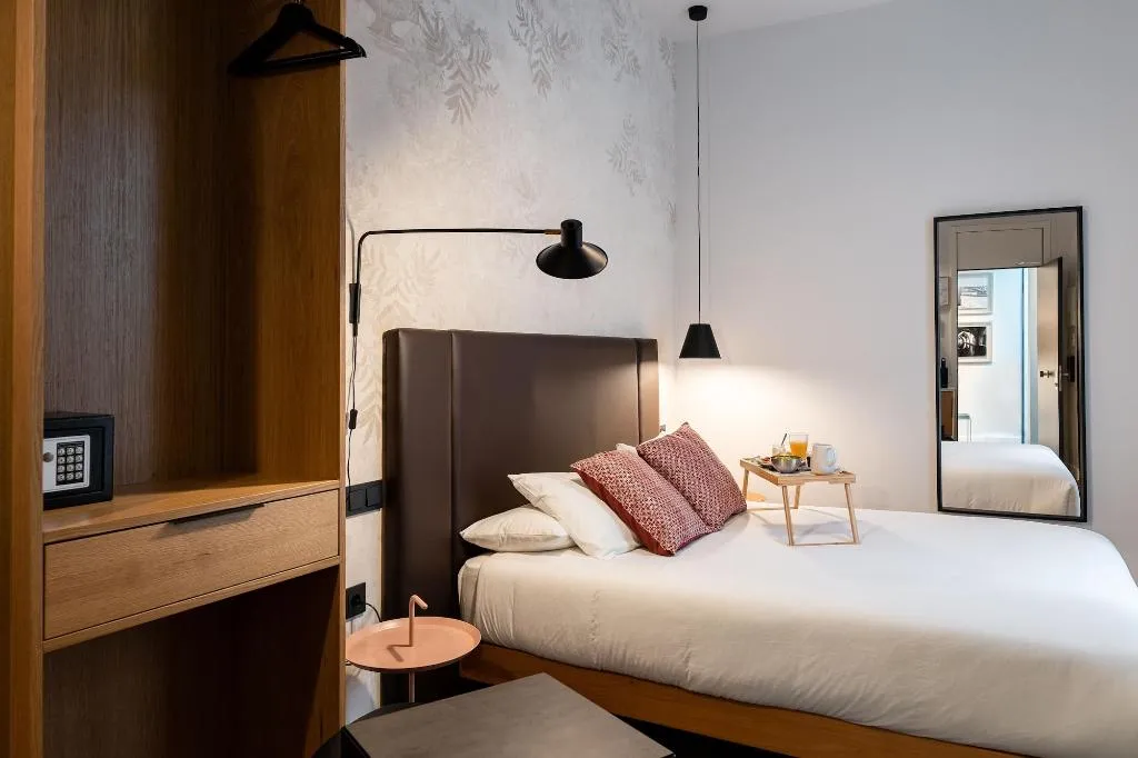 Room, Welldone Quality-Crystal Pool, Seville