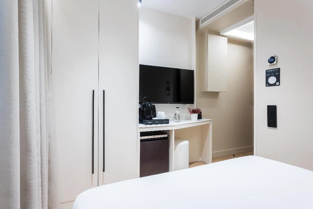 DOUBLE SINGLE USE BASIC Room, Royal Ramblas, Barcelona