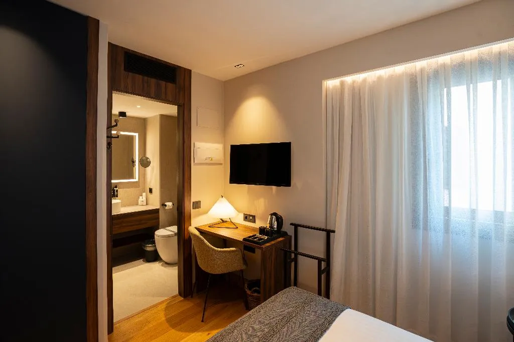 DOUBLE BASIC Room, Zenit Borrell, Barcelona