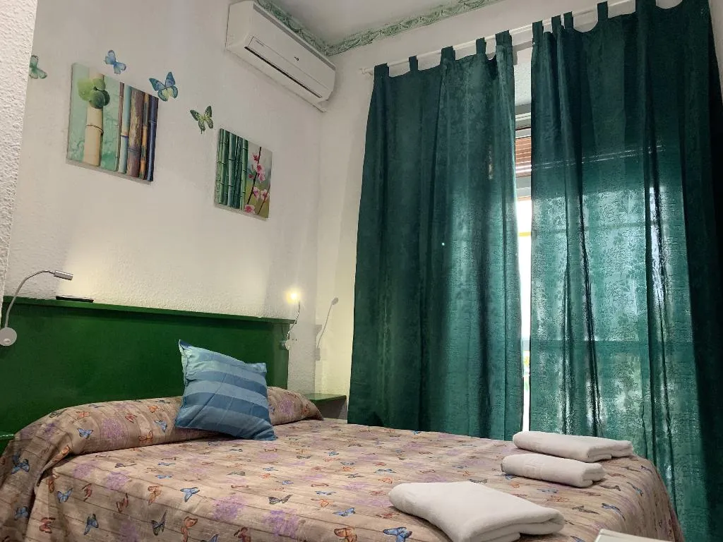 Double or Twin ECONOMY Room, Pension Giraldilla, Seville