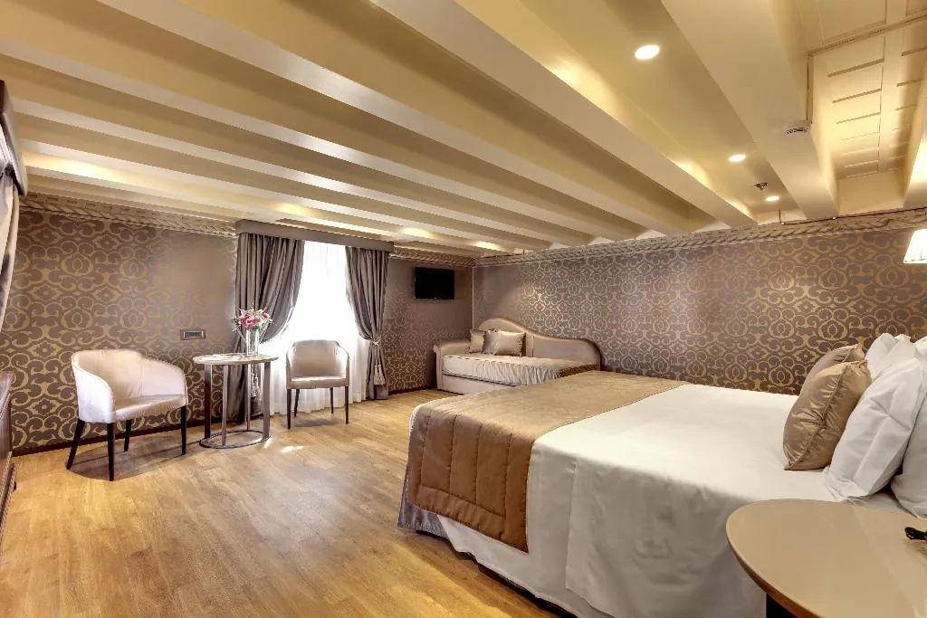 JUNIOR SUITE STANDARD Room, Dona Palace, Venice