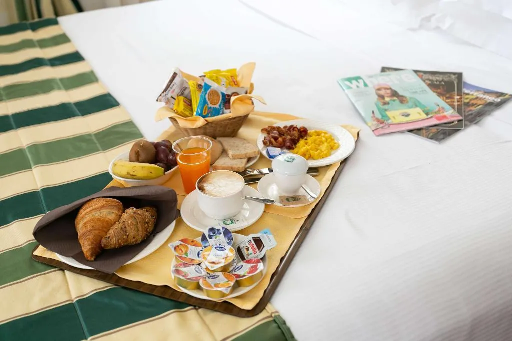 TRIPLE KING SIZE BED Room, Hotel Mirage Sure Hotel Collection by Best Western, Milan