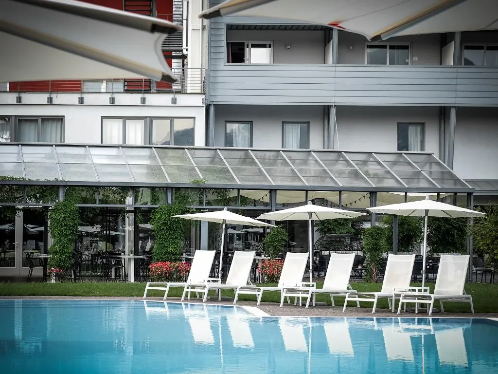Pool, Luise, Milan