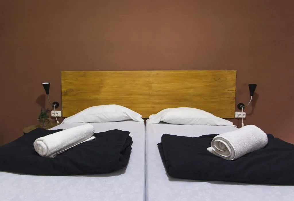 TWIN WITH SHARED BATHROOM Room, Break N Bed Hostel, Barcelona