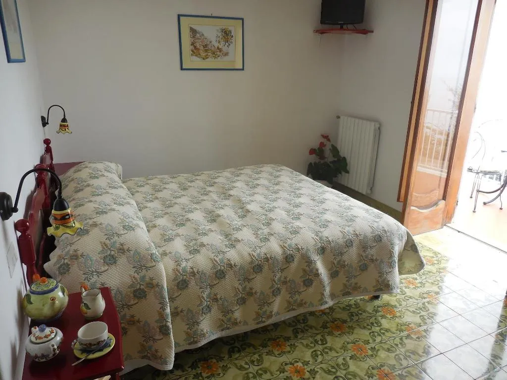 Room, Open Gate, Naples