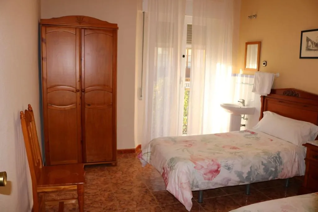 Room, Pensión dulces sueños, Seville