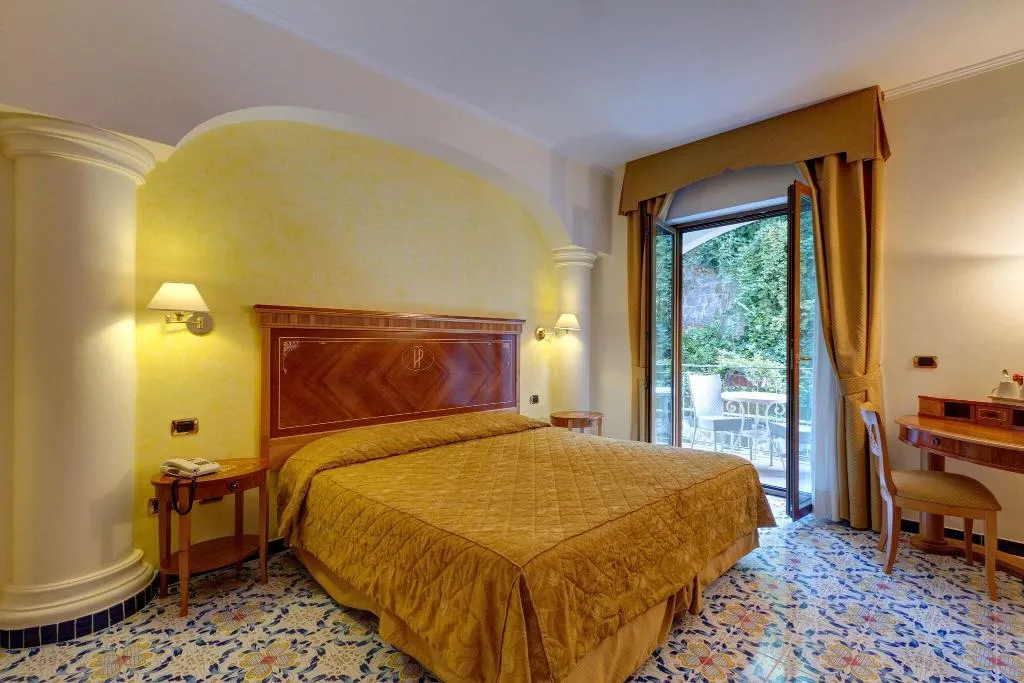 TWIN ECONOMY Room, President, Naples