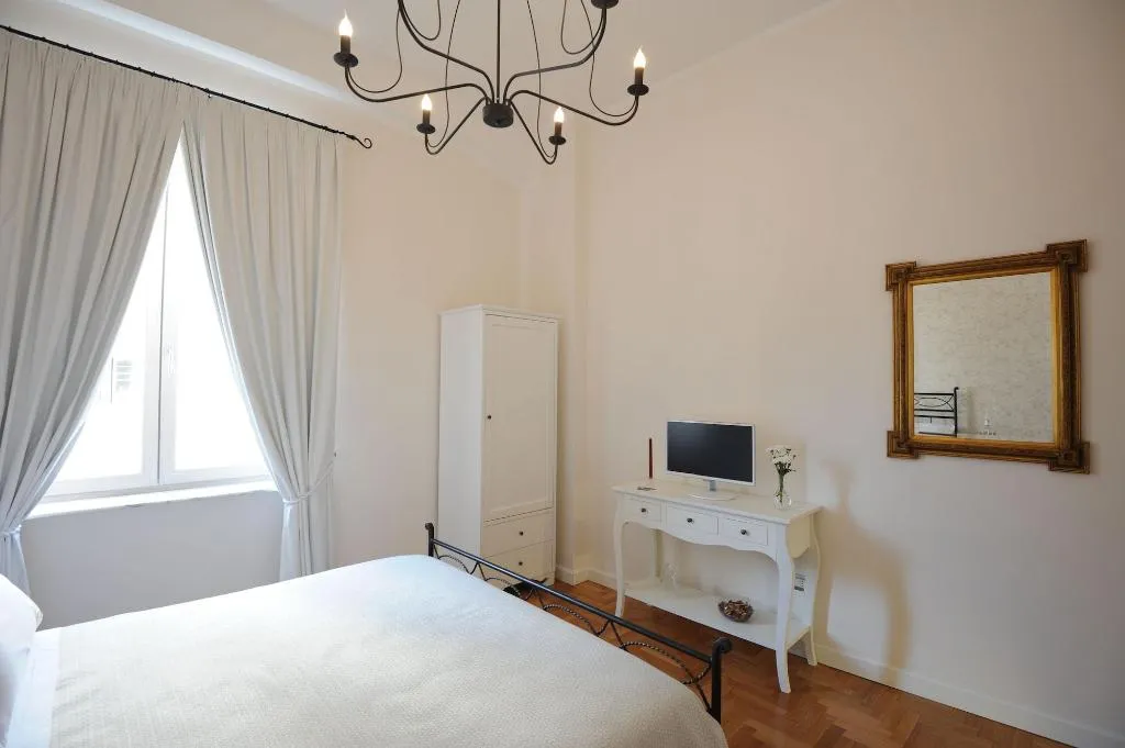 Room, Residenza Borbonica, Naples