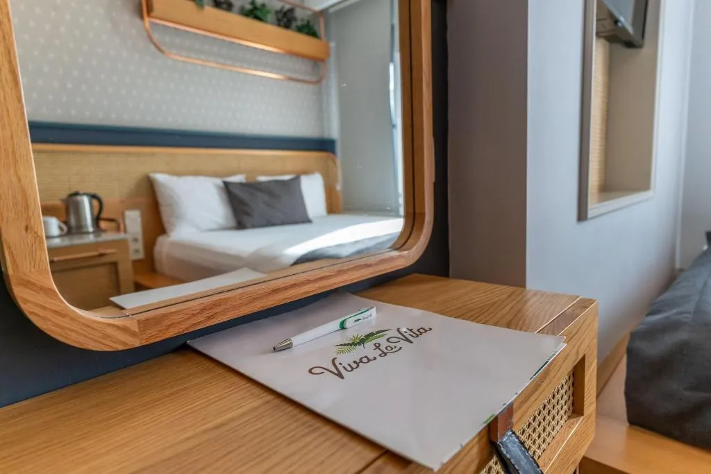 Room, Viva La Vita, Izmir