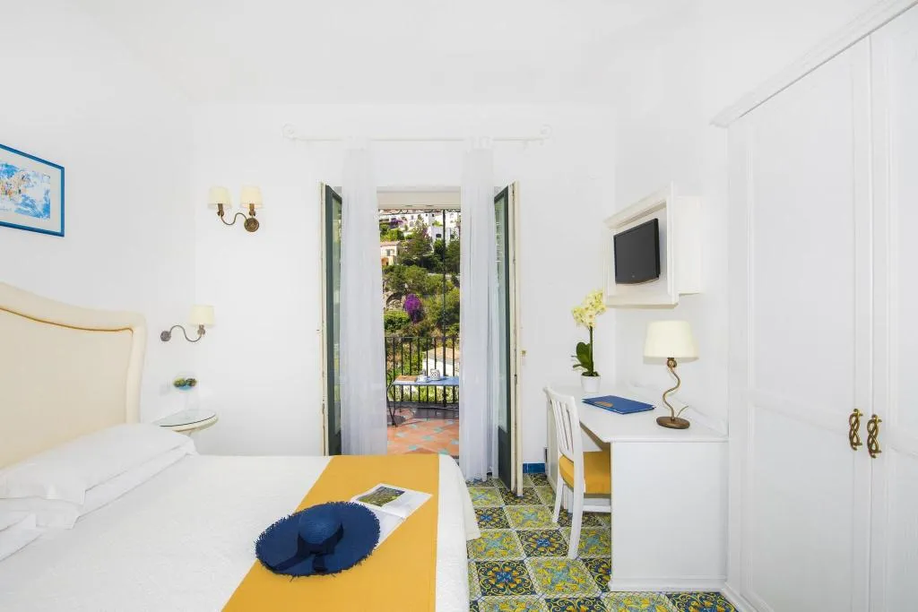 DOUBLE CLASSIC KING BED Room, Savoia, Naples