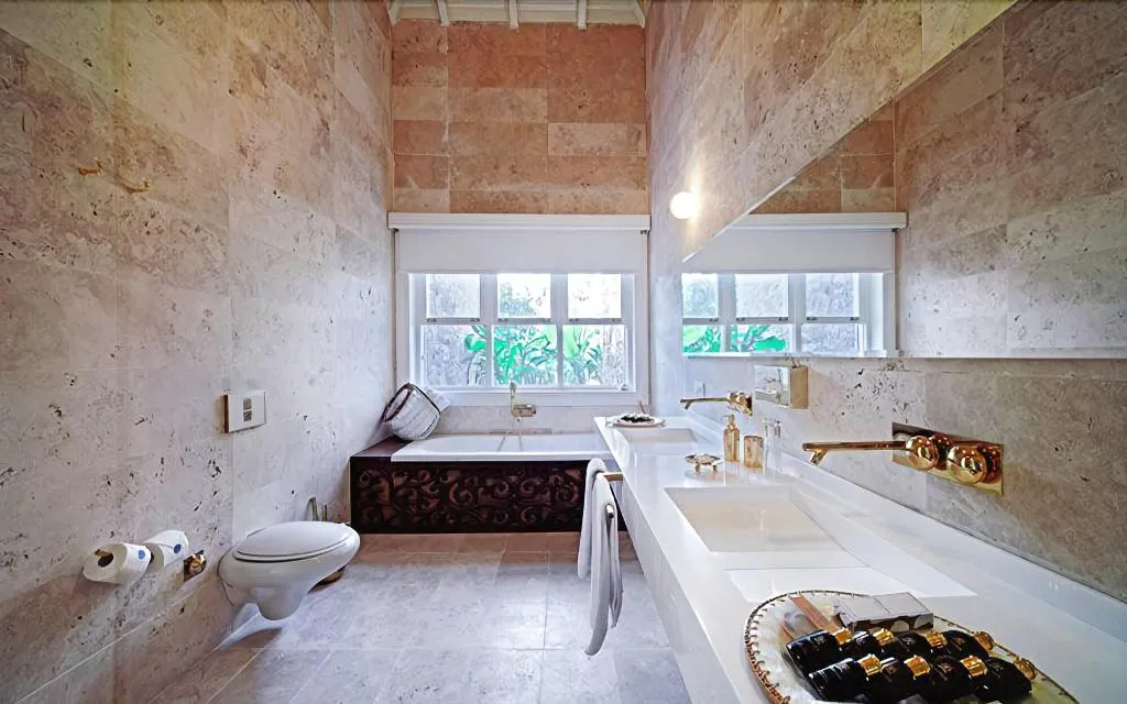 Room, Sabrina's Haus, Dalaman