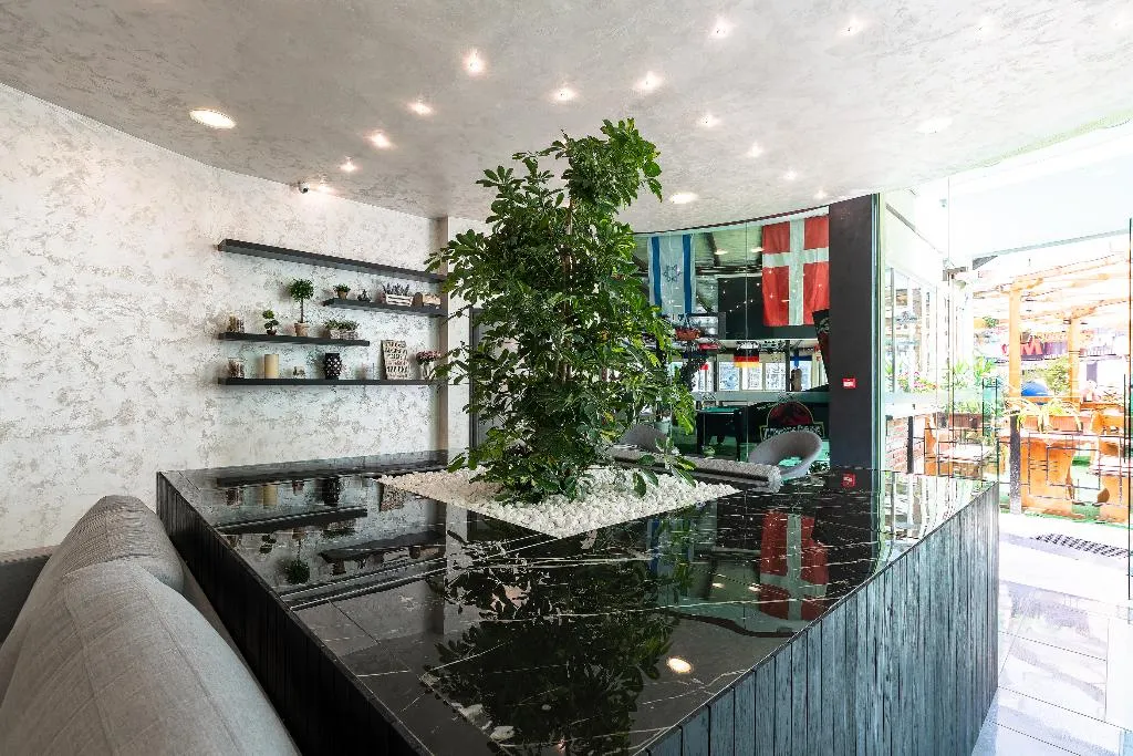Lobby, Juli, Bourgas
