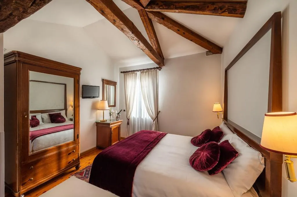 Room, A Tribute To Music, Venice