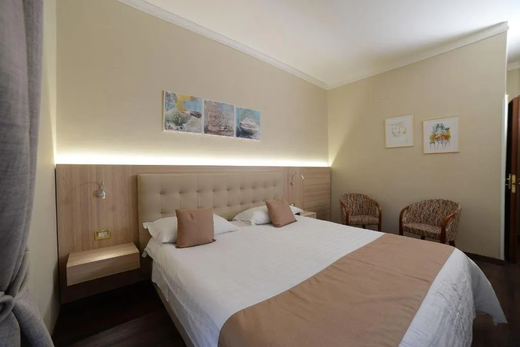 Room, Hotel Vittoria, Naples