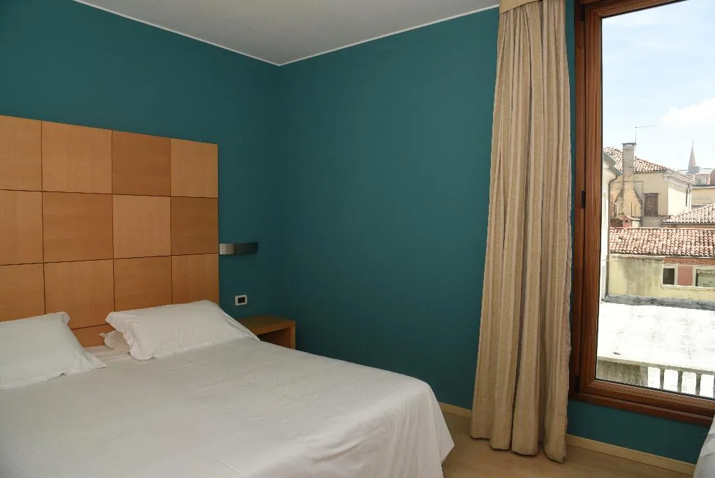 Room, Duca D'Aosta, Venice
