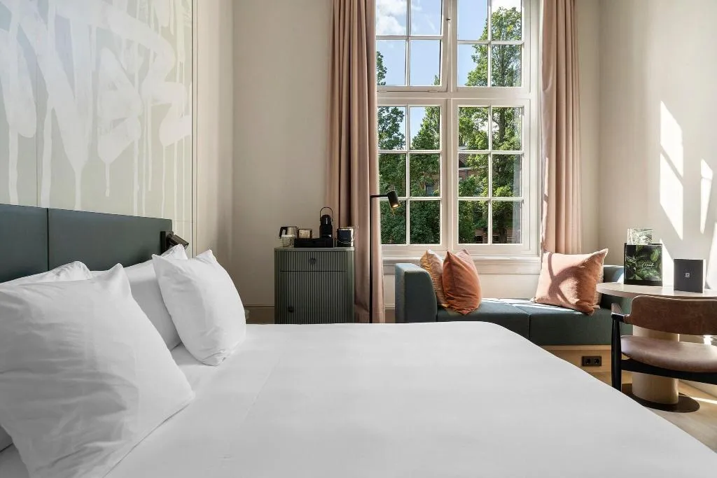 DOUBLE DELUXE QUEEN BED Room, College Hotel Amsterdam, Autograph Collection, Amsterdam