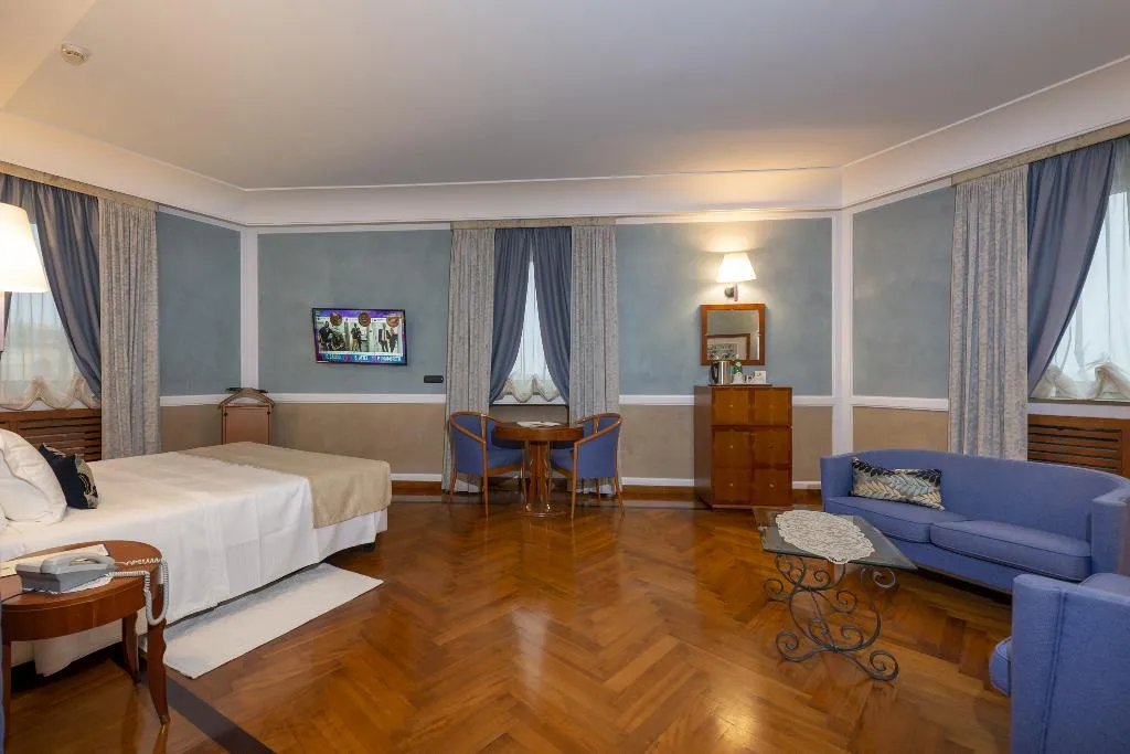 SUITE DELUXE QUEEN BED Room, Grand Hotel Ortigia, Catania