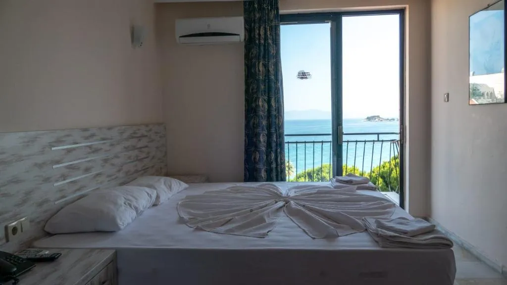 Room, Melike, Izmir