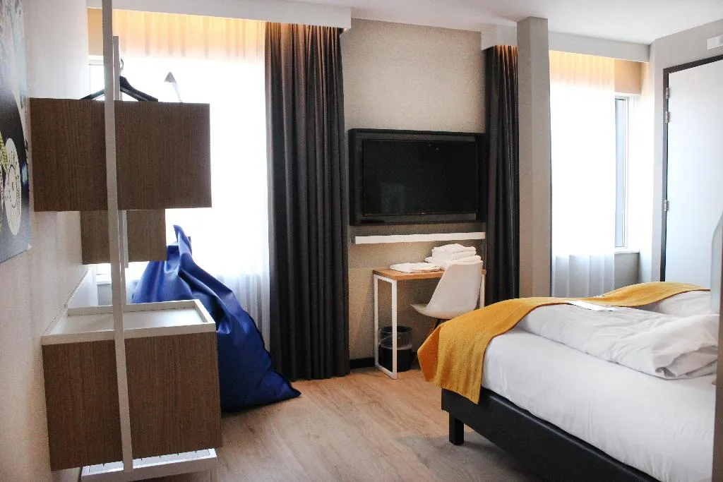 DOUBLE PREMIUM QUEEN BED Room, Holiday Inn - the niu, Dairy Haarlem, Amsterdam