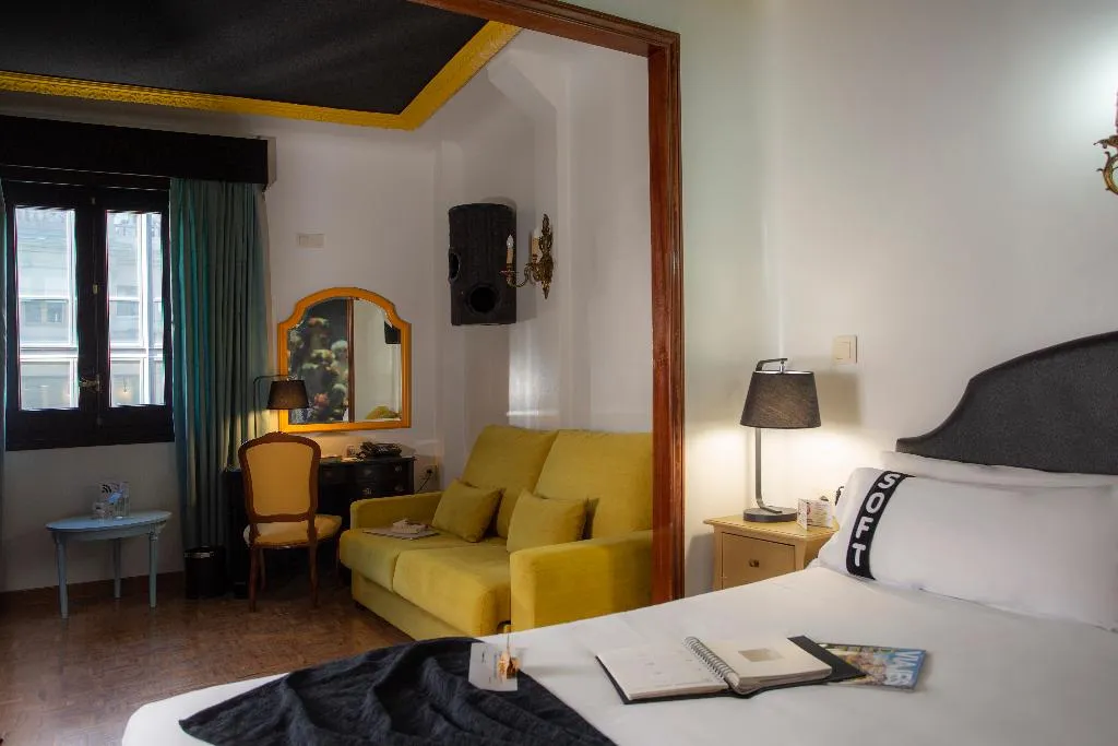 TRIPLE STANDARD Room, Casual del Teatro Madrid, Madrid