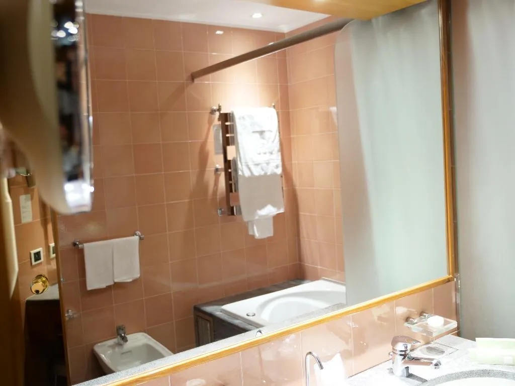 TWIN CLASSIC Room, Hotel Michelangelo Milan, Milan