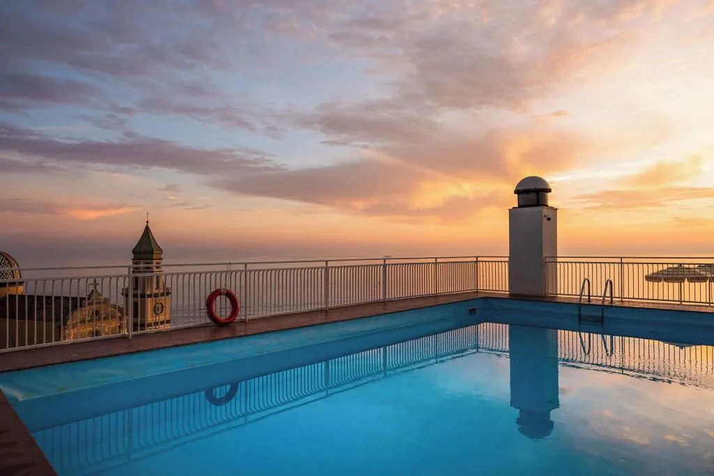 Pool, Tramonto D'oro, Naples
