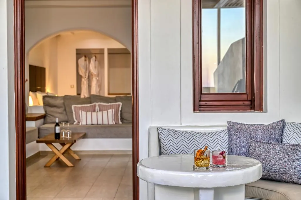 SUITE WITH JACUZZI Room, splendour hotel and suites, Santorini
