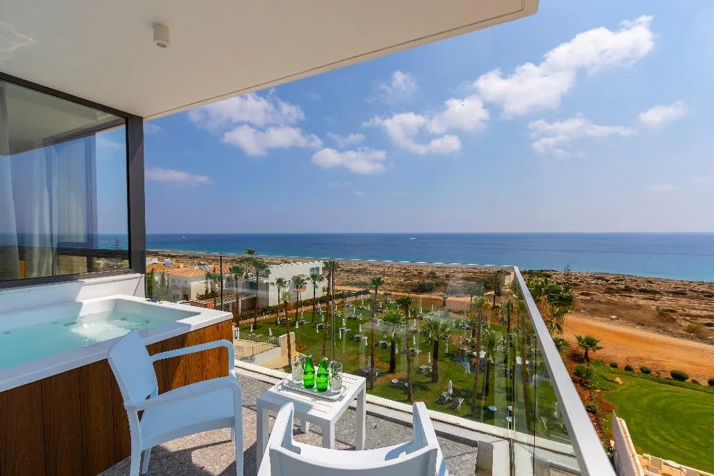 JUNIOR SUITE WITH JACUZZI Room, Leonardo Crystal Cove Hotel and Spa by the Sea, Cyprus