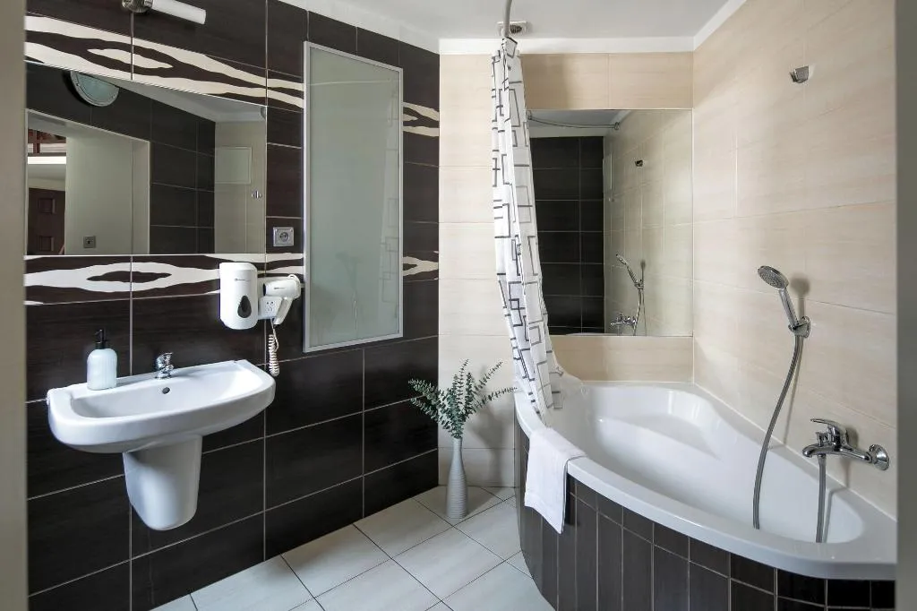 Room, The Royal Path Aparthotel, Krakow