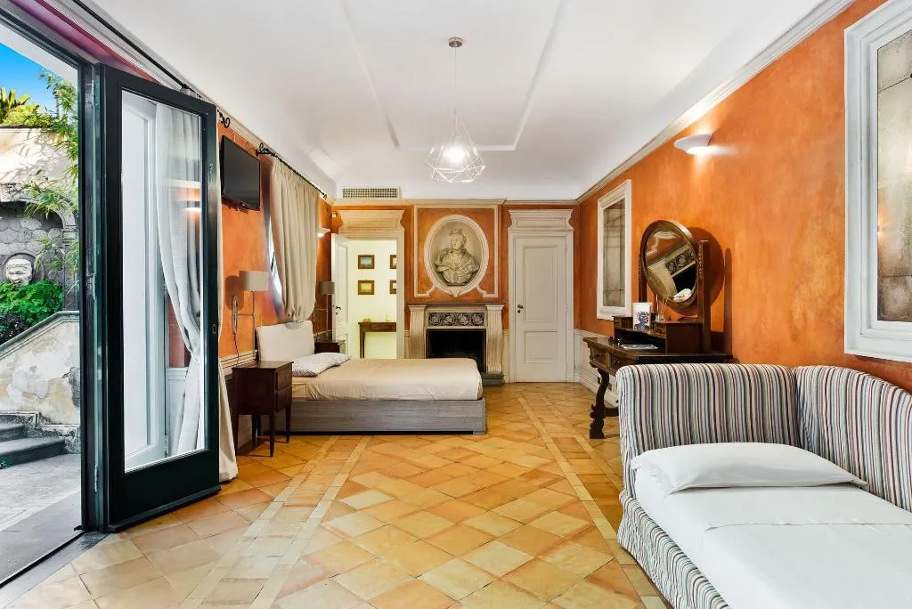 Room, Villa Gallone, Naples