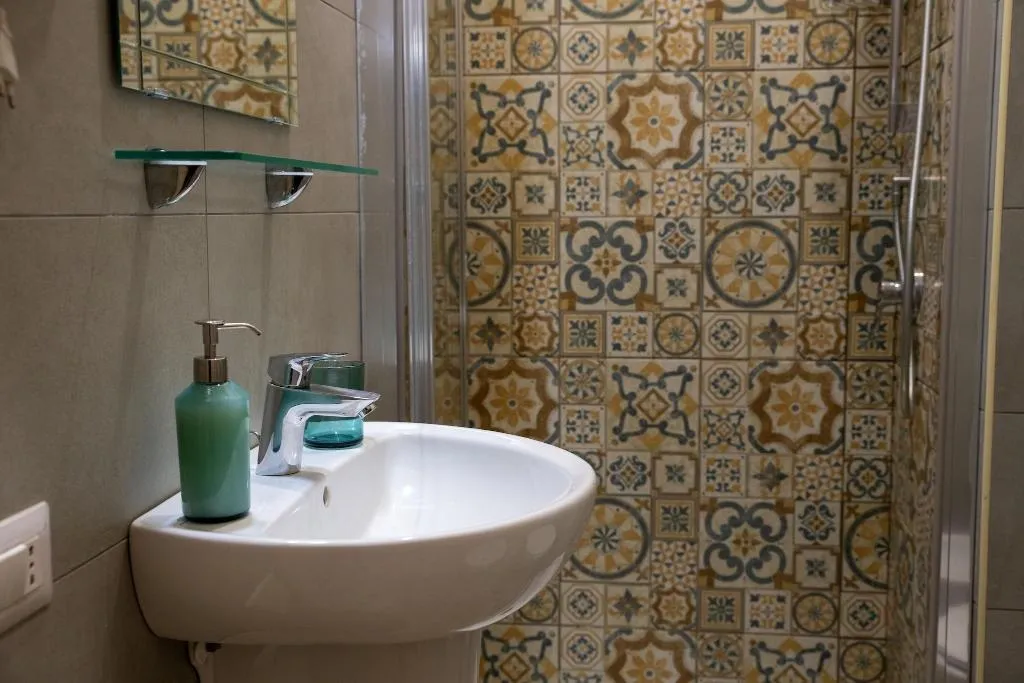 Room, B B Alla Ferrovia, Naples