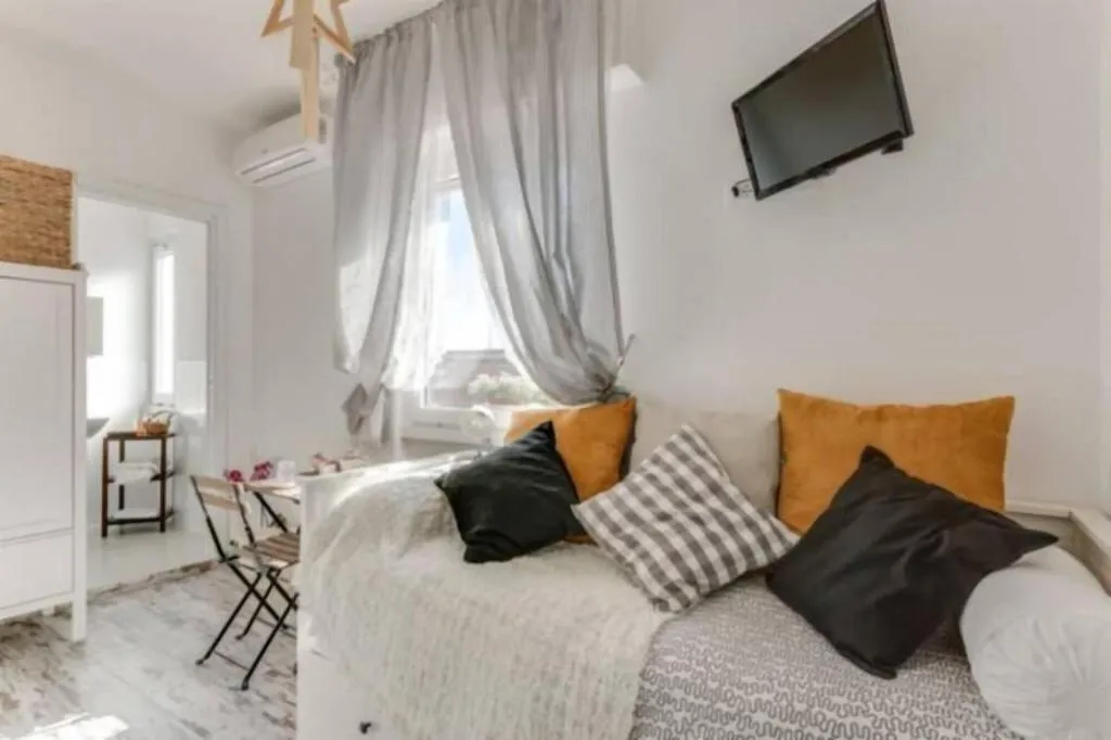 SINGLE STANDARD Room, Letto E Latte, Naples