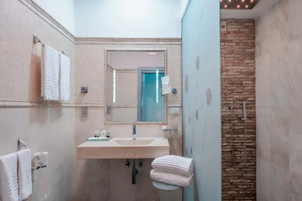 DOUBLE SUPERIOR Room, Hotel Trecento, Rome