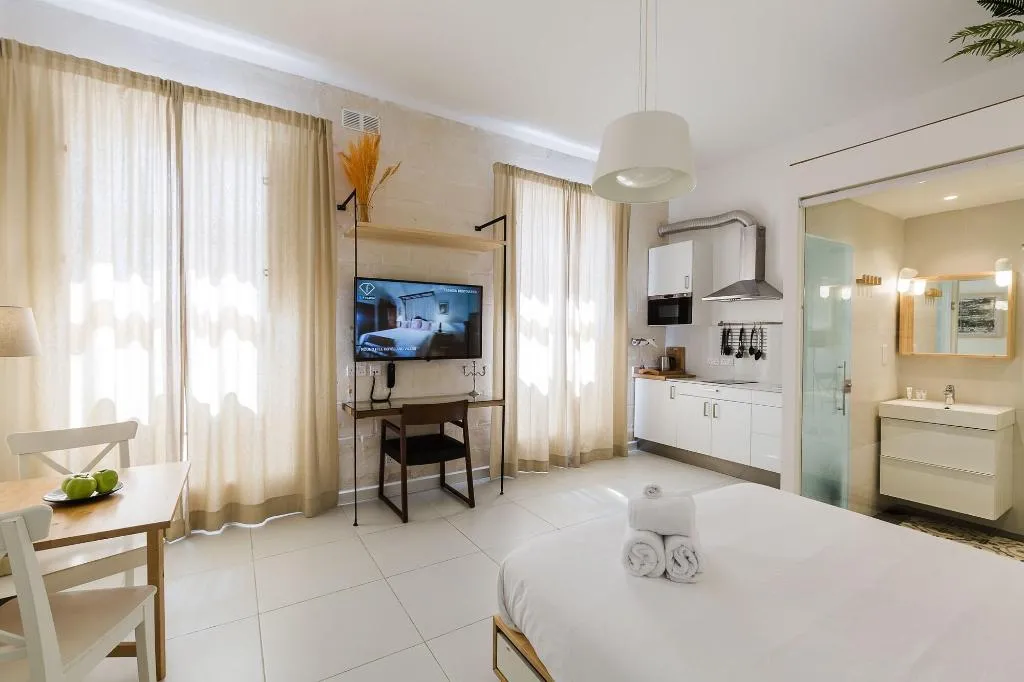 Room, Two Pillows Boutique Hostel, Malta