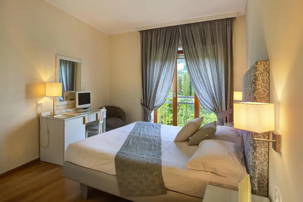 Double or Twin GARDEN VIEW Room, Hotel Regina Sorrento, Naples