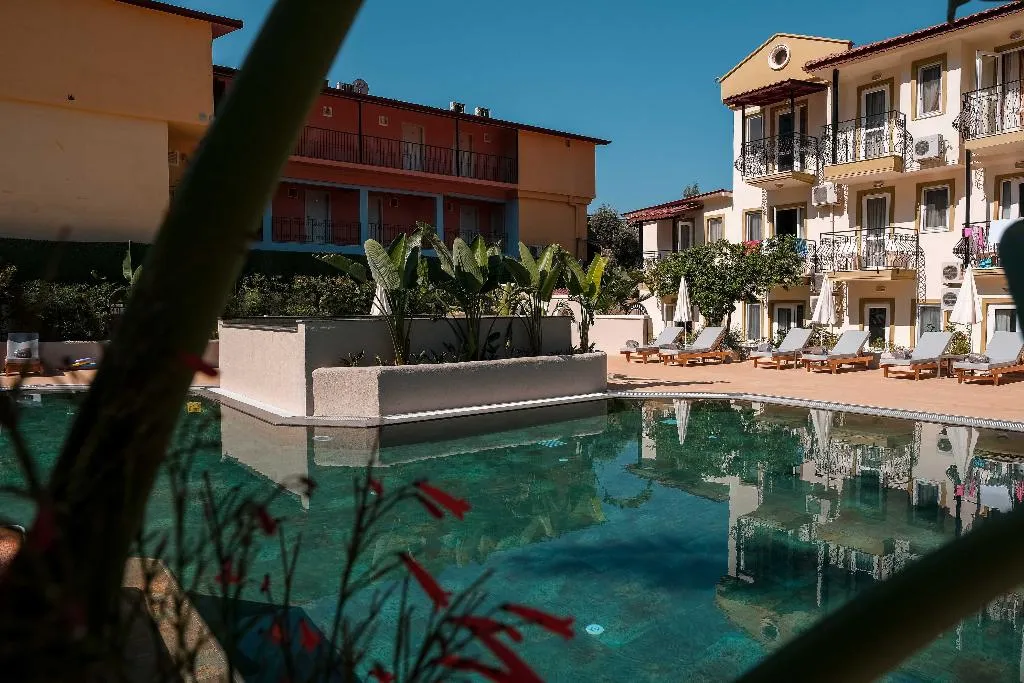 Pool, Karbelsun, Dalaman