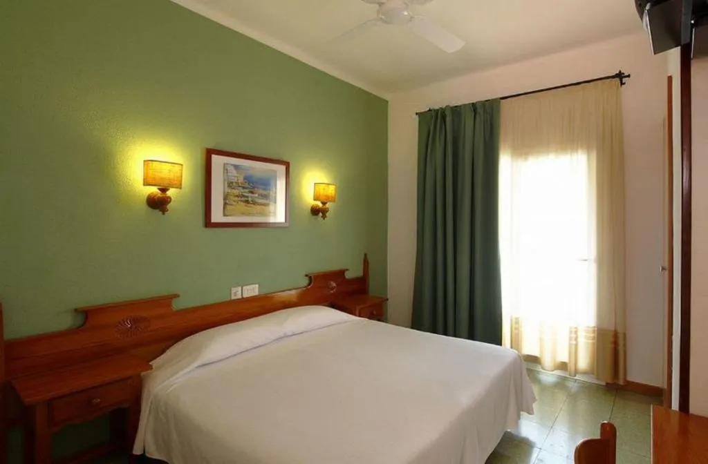 Room, Ninays, Costa Brava