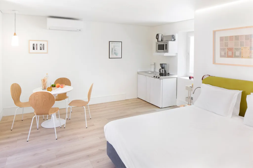 STUDIO DELUXE Room, Lisbon Serviced Apartments - Ascensor da Bica, Lisbon