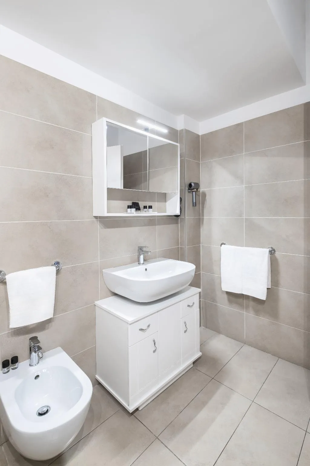 APARTMENT TWO BEDROOMS TWO BATHROOMS Room, Oriana Homèl Roma, Rome