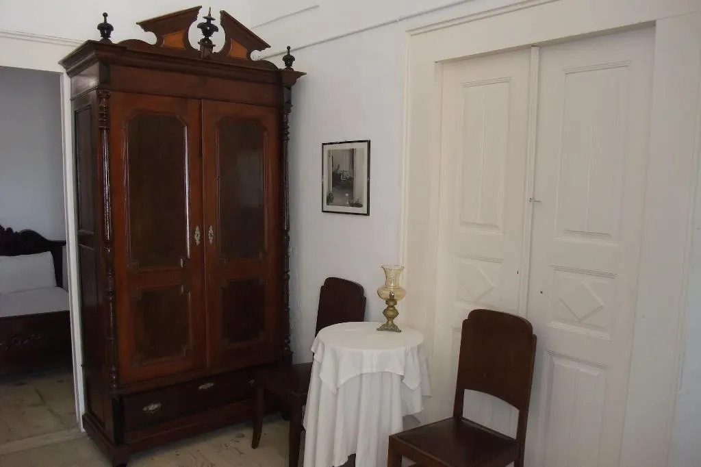Room, Marcos Rooms, Santorini
