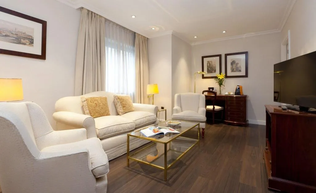 SUITE QUEEN SIZE BED Room, Santos Praga, Madrid