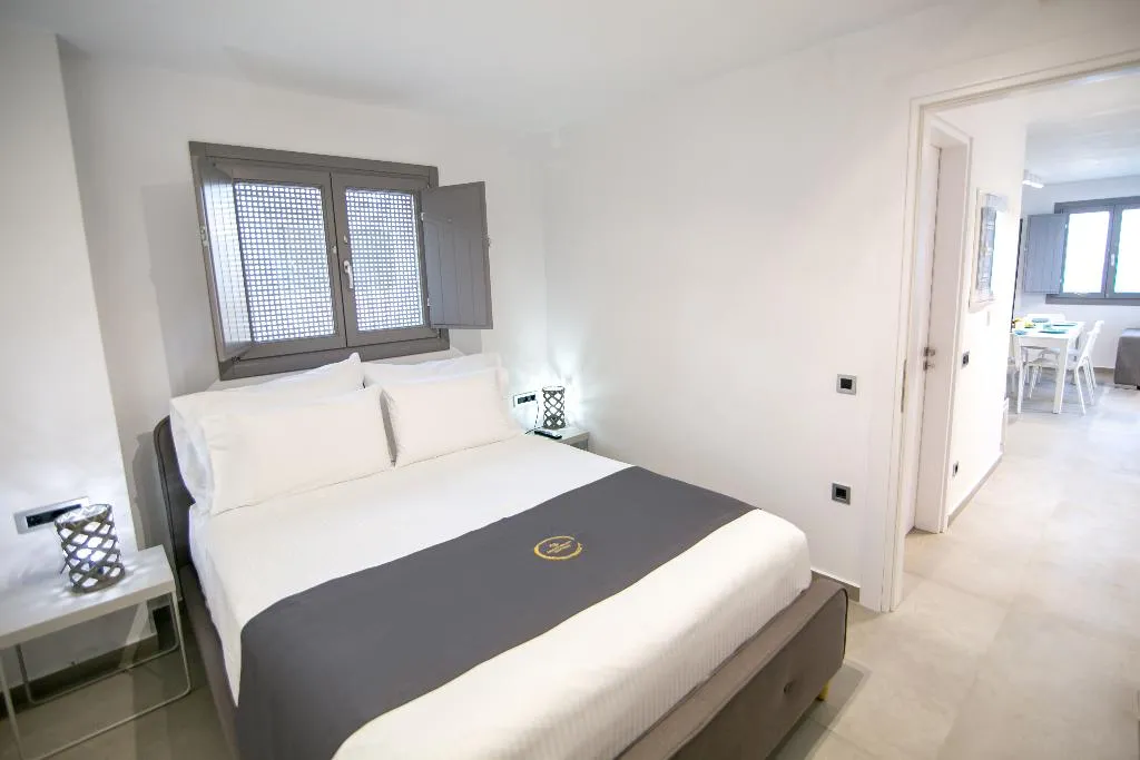 SUITE DELUXE WITH JACUZZI Room, Aegean Melody Suites, Santorini