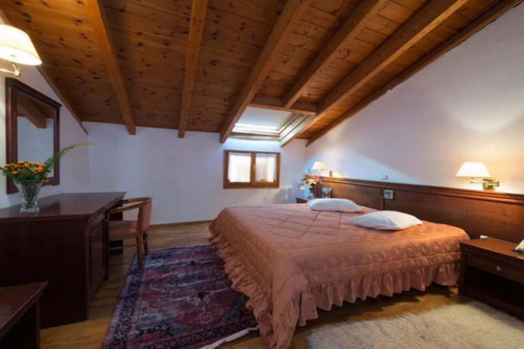 Room, King Iniohos, Athens