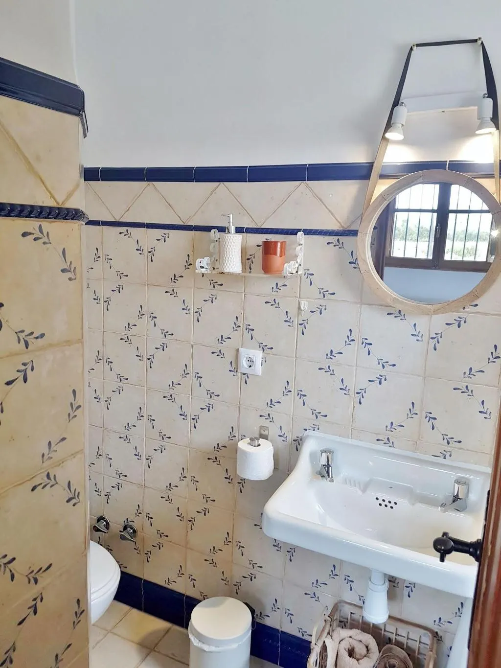 Room, Benali, Valencia