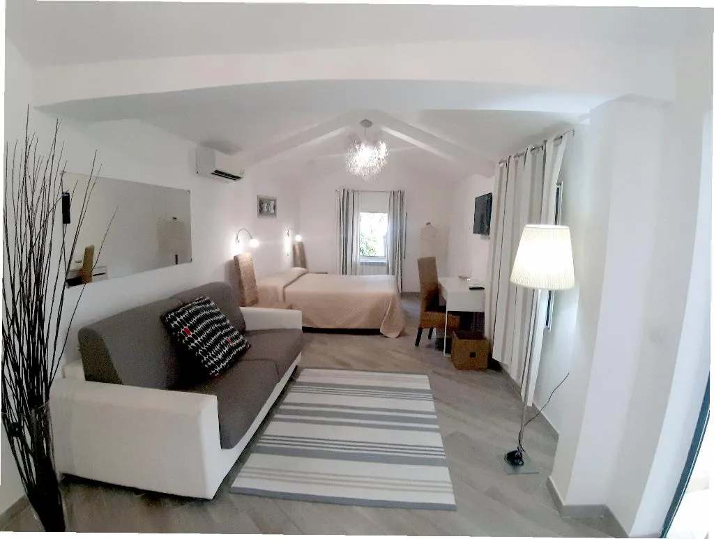 SUITE CAPACITY 3 Room, Esperidi Resort, Naples