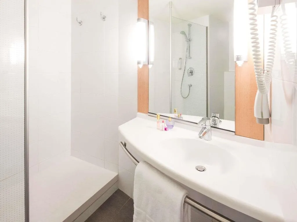 TRIPLE STANDARD Room, ibis Barcelona Santa Coloma, Barcelona