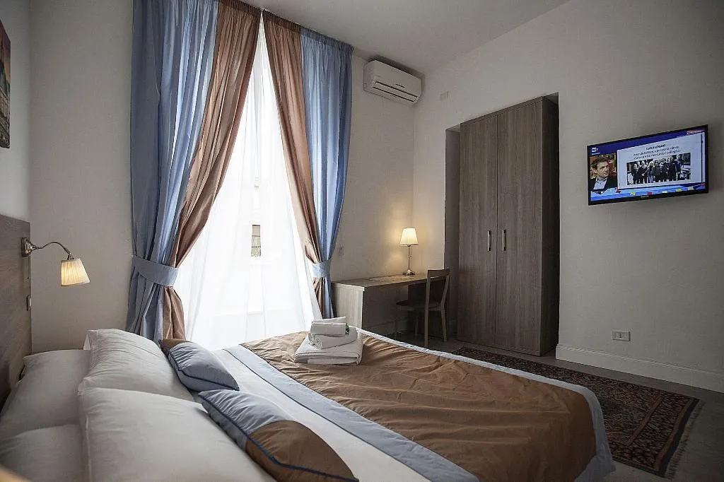 Room, Roman Holidays Cuore Dell Impero, Naples